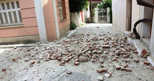 Δέκα τραυματίες και μία εγκλωβισμένη από τον σεισμό στη Λέσβο