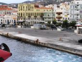 Πλοίο προσέκρουσε ελαφρά στο λιμάνι της Σύρου