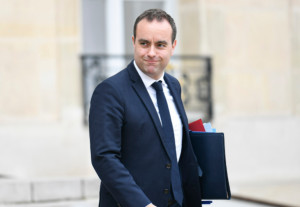 Λεκορνί: Διάλογος αντί συνταγματικών μέτρων για τον προϋπολογισμό του 2026