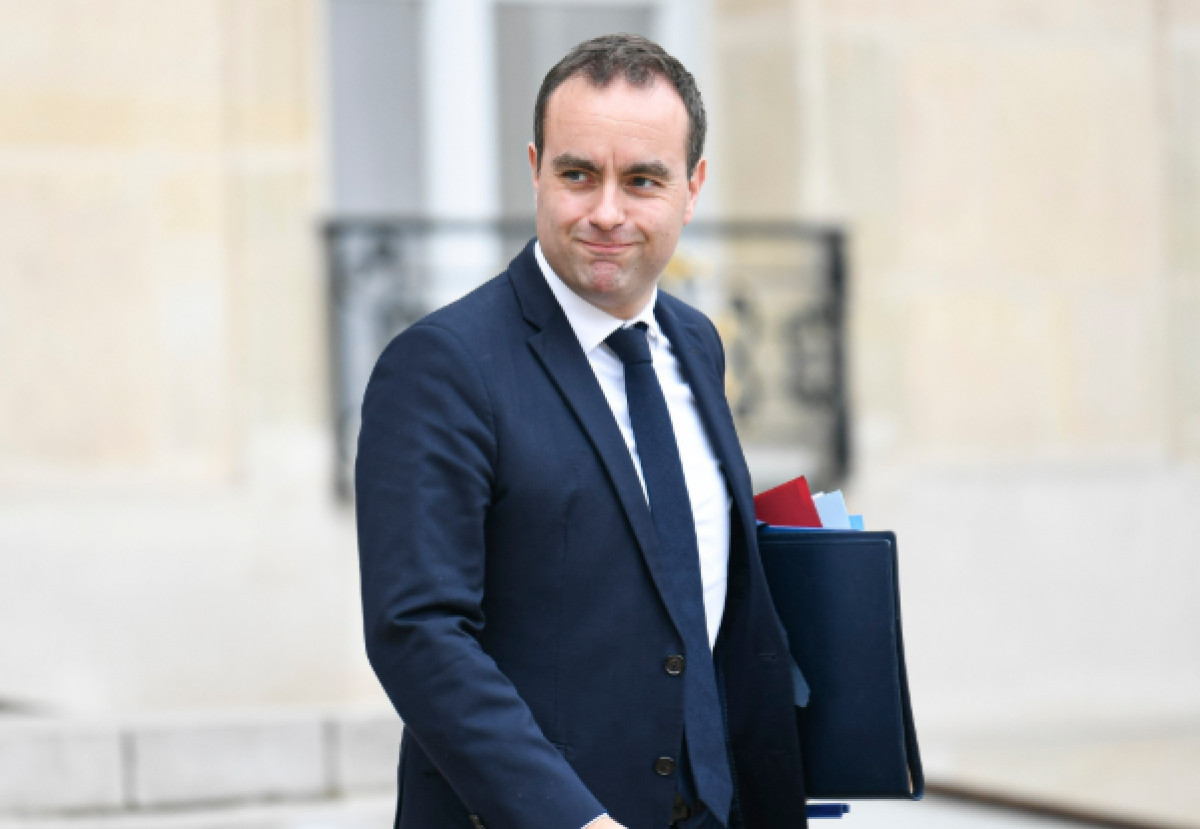 Λεκορνί: Διάλογος αντί συνταγματικών μέτρων για τον προϋπολογισμό του 2026