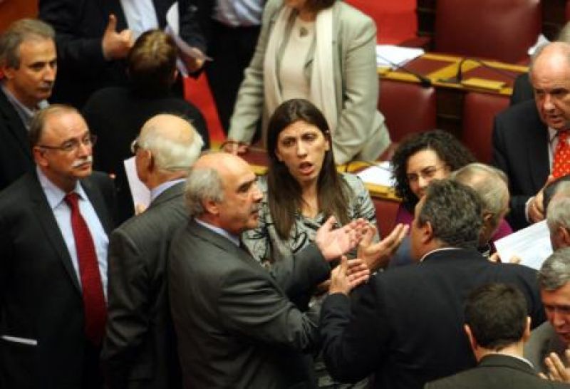 Τα κόμματα κάνουν ταμείο στο φόντο της φαρσοκωμωδίας για τη σύσταση Προκαταρκτικής Επιτροπής