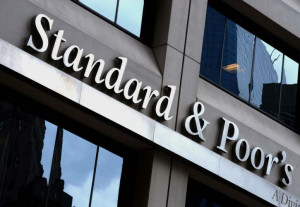 Η S&P αναβάθμισε σε θετικό το outlook της Ελλάδας