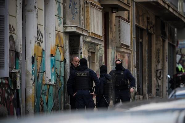 Εξάρχεια: Αστυνομική επιχείρηση για ναρκωτικά σε διαμέρισμα