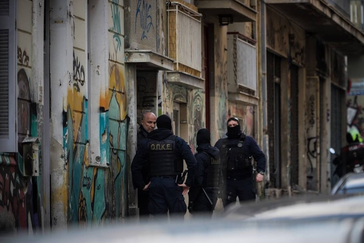 Εξάρχεια: Αστυνομική επιχείρηση για ναρκωτικά σε διαμέρισμα