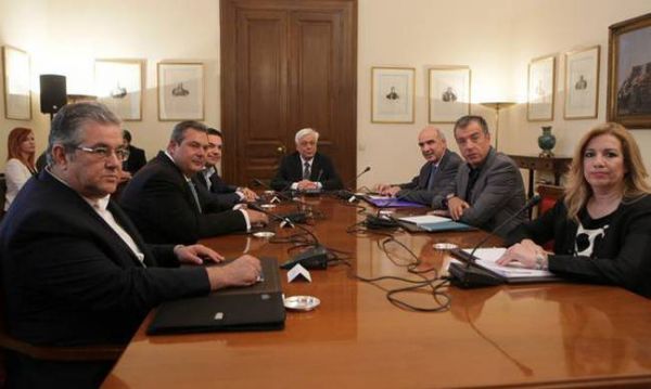 Γεύμα στους πολιτικούς αρχηγούς παραθέτει ο Προκόπης Παυλόπουλος
