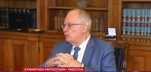 «Συμβουλή» Τασούλα στον Μητσοτάκη: Δώστε χρόνο στις αποφάσεις για τον Άγνωστο Στρατιώτη
