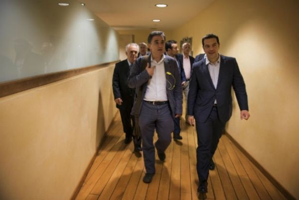Στην Ουάσινγκτον με την πλάτη στον τοίχο