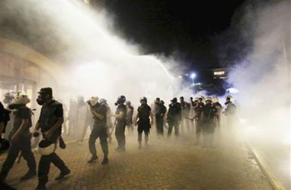 Ακόμα «καπνίζει» η Κωνσταντινούπολη από τα δακρυγόνα...