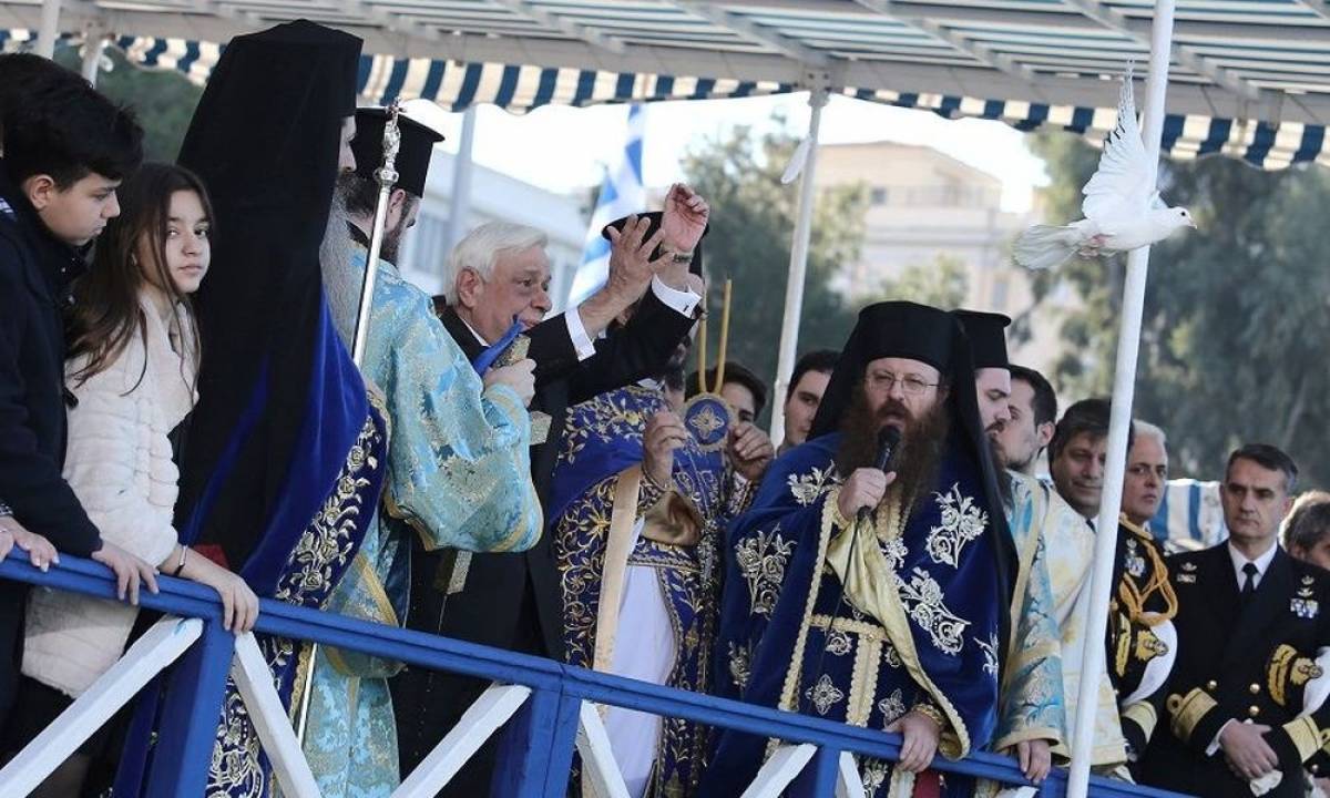 Ολοκληρώθηκε η ρίψη του Σταυρού στο λιμάνι του Πειραιά