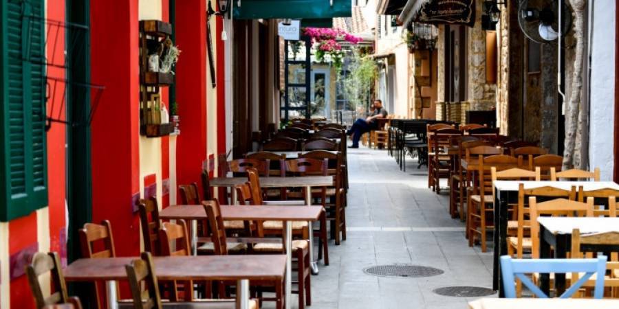 Επιχειρήσεις εστίασης: Αίτημα στον Παπαθανάση για αλλαγή στα τραπεζοκαθίσματα