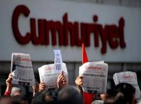 Τουρκία: Ισόβια σε δημοσιογράφους της Cumhuriyet