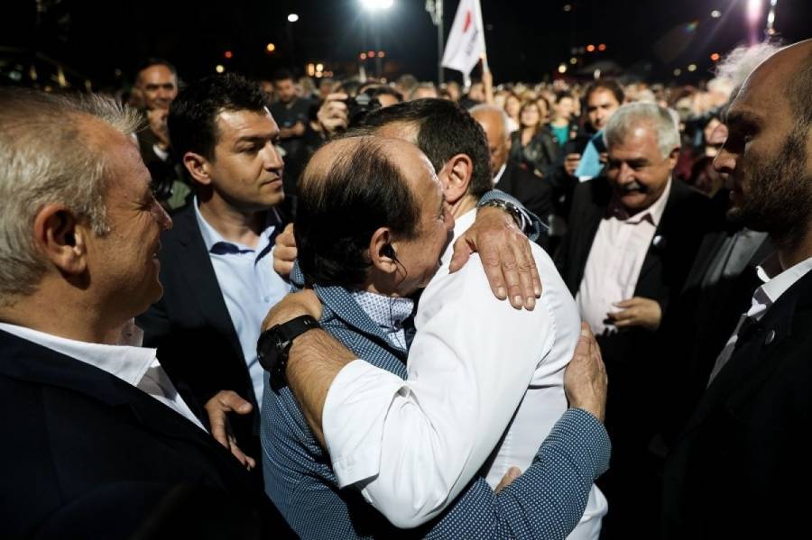 Τι να σκέφτεται ο Ραγκούσης για τις αγκαλιές Τσίπρα-Θύμιου Λυμπερόπουλου;
