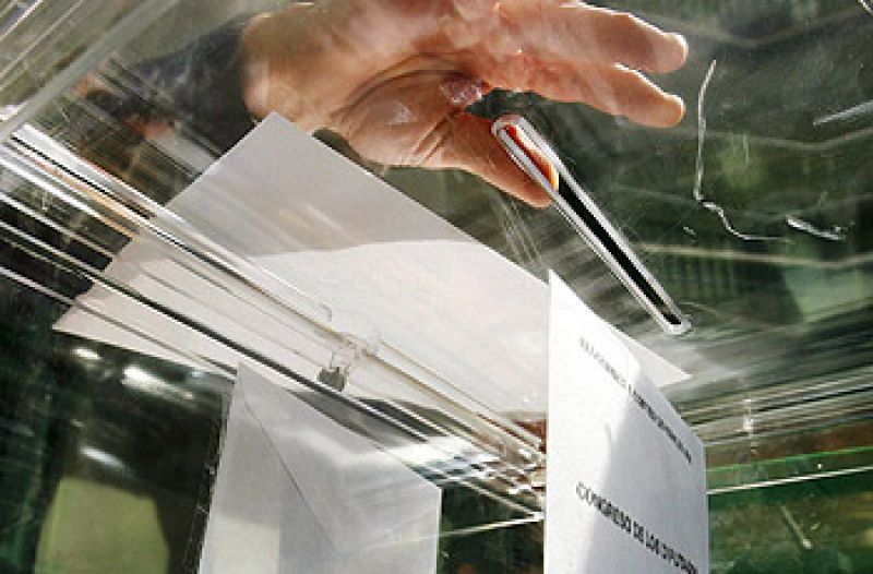 Ισχνό προβάδισμα για τη ΝΔ σε νέα δημοσκόπηση