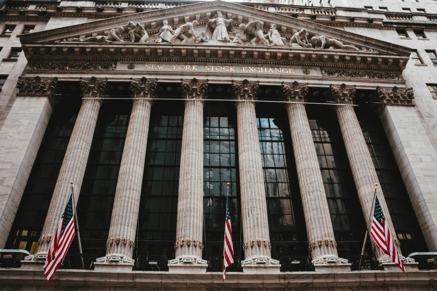 Ήπιες μεταβολές στη Wall Street εν αναμονή των αποφάσεων της Fed