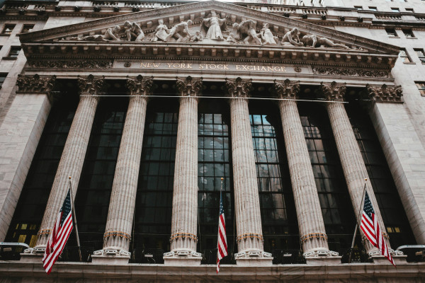 Ήπιες μεταβολές στη Wall Street εν αναμονή των αποφάσεων της Fed