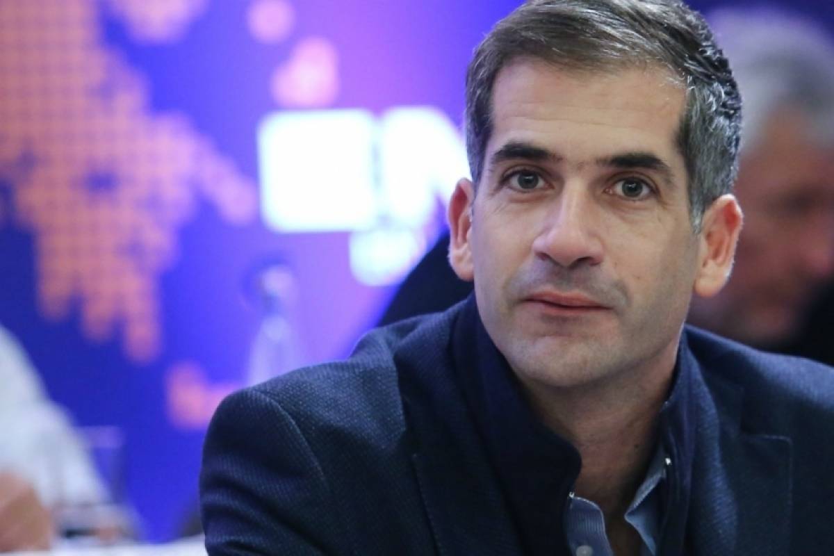 Στο Παρίσι με την ομάδα καθαριότητας της πόλης ο Μπακογιάννης