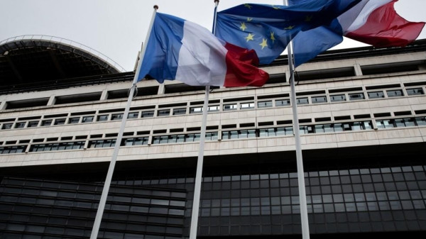 Γαλλία: Μελενσόν και Λεπέν μετατρέπουν τις προεδρικές εκλογές σε «μονομαχία των άκρων»