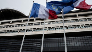 Γαλλία: Μελενσόν και Λεπέν μετατρέπουν τις προεδρικές εκλογές σε «μονομαχία των άκρων»