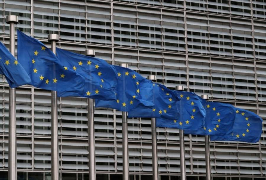 CNBC: Η Ευρώπη εγκλωβισμένη ανάμεσα στην κινεζική βιομηχανία και την αμερικανική τεχνολογία