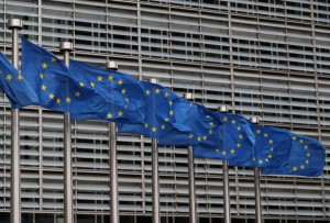 CNBC: Η Ευρώπη εγκλωβισμένη ανάμεσα στην κινεζική βιομηχανία και την αμερικανική τεχνολογία