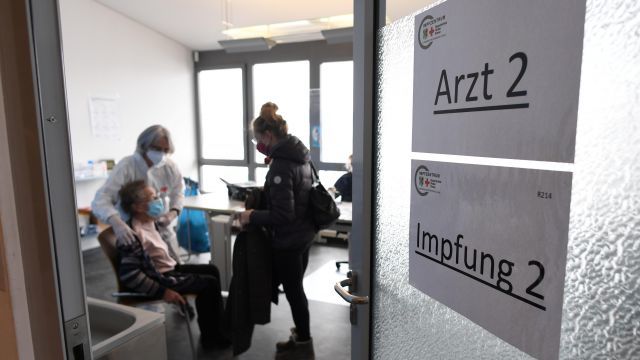 Handelsblatt: Η Ελλάδα εμβολιάζει καλύτερα από τη Γερμανία