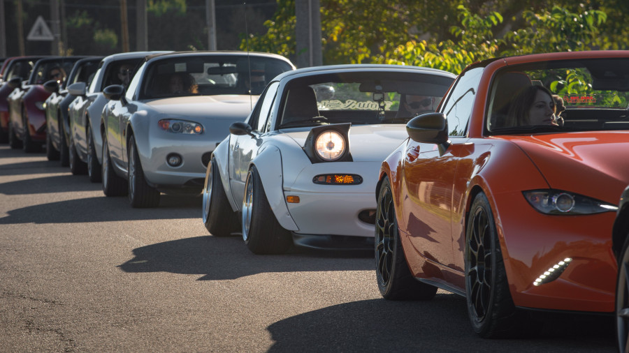 Η μεγαλειώδης παρέλαση των Mazda MX-5 σπάει το ρεκόρ Guinness™