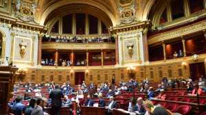 Σταθερή η κυβέρνηση Λεκορνί μετά τις προτάσεις μομφής για τον προϋπολογισμό