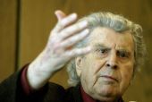 Τι προτείνει ο Μίκης Θεοδωράκης για να ξεφύγει η Ελλάδα από τις «δαγκάνες» των δανειστών
