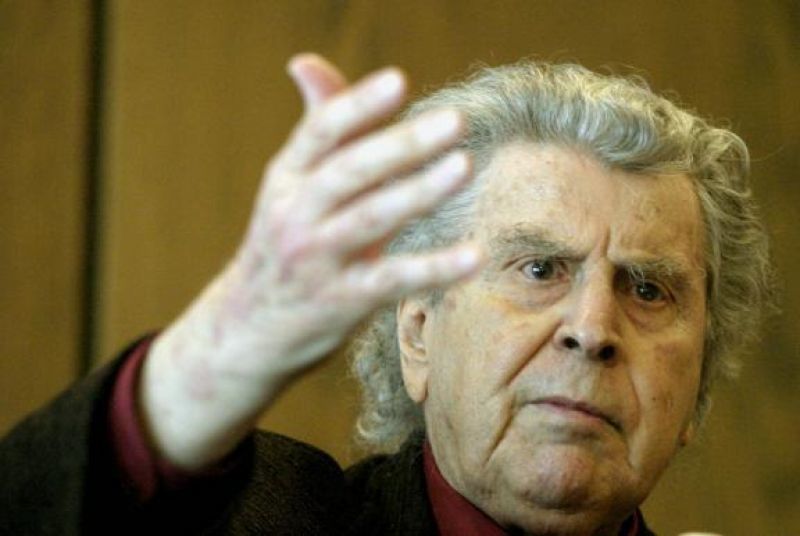 Τι προτείνει ο Μίκης Θεοδωράκης για να ξεφύγει η Ελλάδα από τις «δαγκάνες» των δανειστών