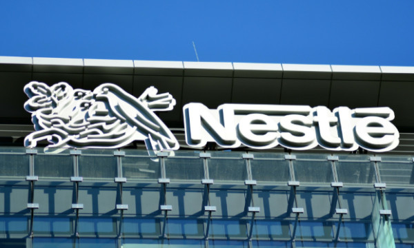 Nestlé: Περικοπή 16.000 θέσεων εργασίας μέχρι το 2027 - «Άλμα» 7,6% της μετοχής
