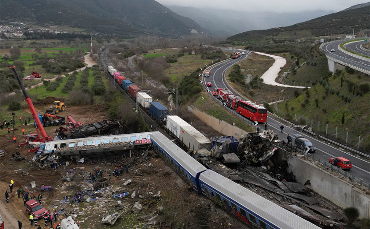 Τέμπη: Πολιτική κόντρα για τα περί «μονταζιέρας»-Απάντηση κυβέρνησης και ΕΛΑΣ