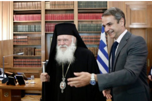 Ομόφυλα ζευγάρια-Μαξίμου: 8 λέξεις και υπουργικό μετά το εκκλησιαστικό «όχι»