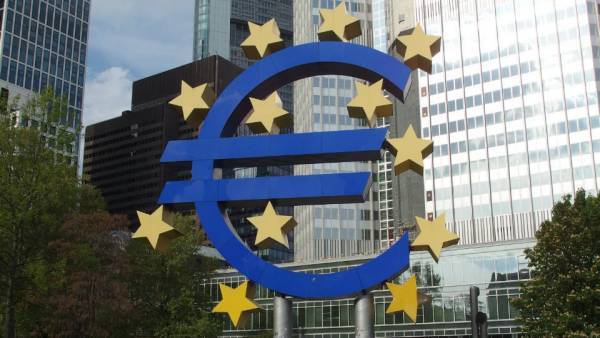 ΕΚΤ: «Μετέωρη» η απόφαση για το ρυθμό αγοράς ομολόγων