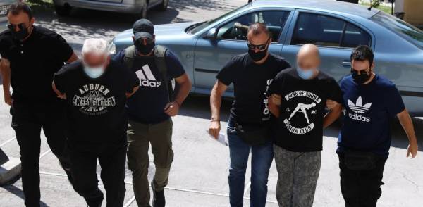 Πολιτική αντιπαράθεση για την υπόθεση του αστυνομικού που εξέδιδε 19χρονη