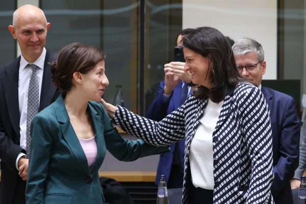 Η Κεραμέως ενημερώνει την Κομισιόν για τις Συλλογικές Συμβάσεις