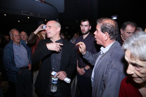 Οπαδοί του Σώρρα αναστάτωσαν την πρεμιέρα του κόμματος Βαρουφάκη