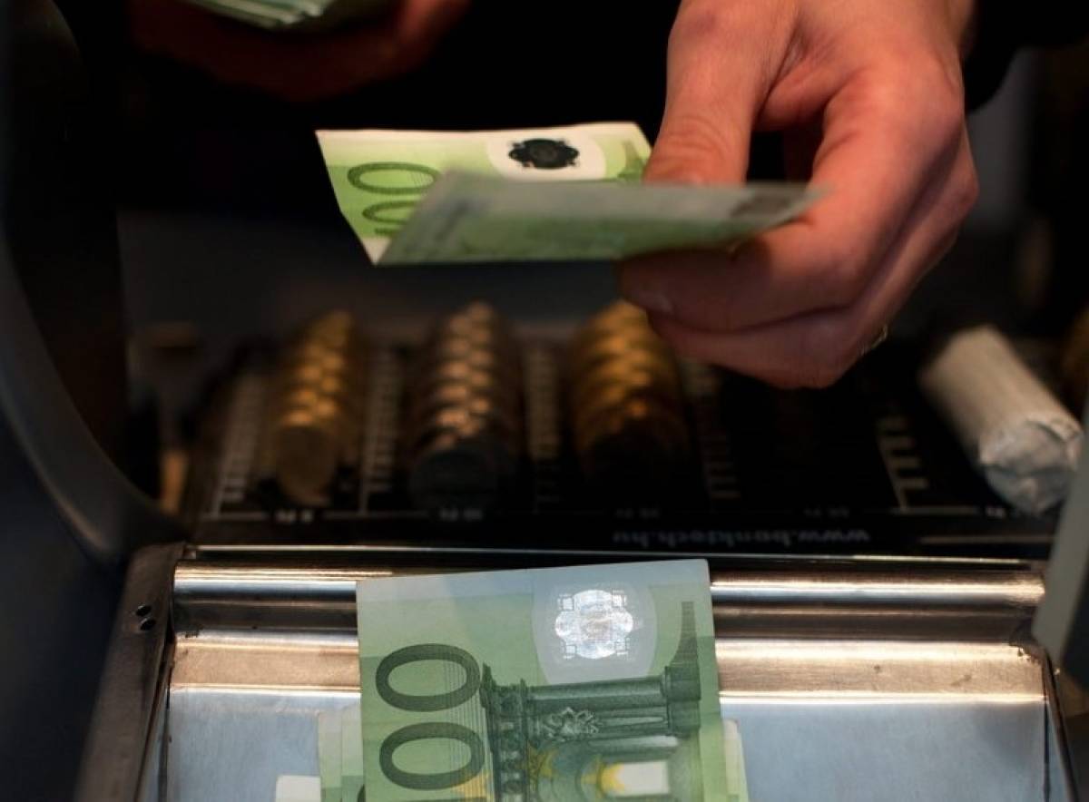 Επέκταση αποζημίωσης των 800 ευρώ σε επιχειρήσεις με 20 εργαζόμενους