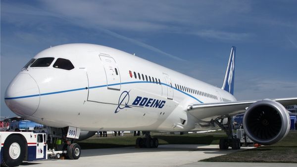 Ελέγχο των πομπών έκτακτης ανάγκης σε αεροσκάφη της ζητά η Boeing