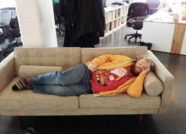 Κοιμήθηκε στη δουλειά του και έγινε viral (photos)