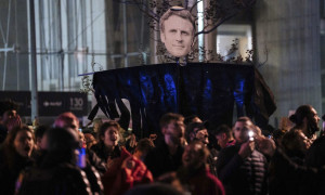 Ηχηρό μήνυμα Μακρόν: Δεν θα υποκύψουμε στη βία