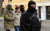 "Μίνι" οπλοστάσιο και πολλά χρήματα στο σπίτι της Ρούπα