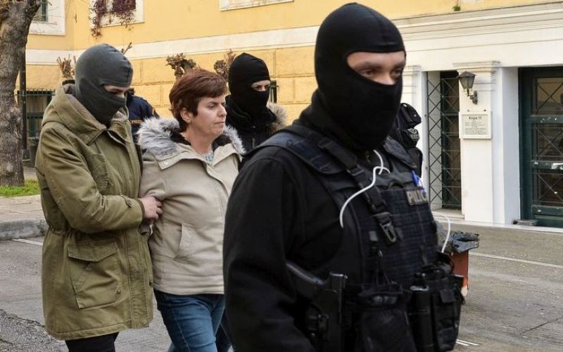 "Μίνι" οπλοστάσιο και πολλά χρήματα στο σπίτι της Ρούπα