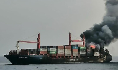 Εκκενώθηκε φλεγόμενο πλοίο μεταφοράς εμπορευματοκιβωτίων ανοιχτά της Σαουδικής Αραβίας