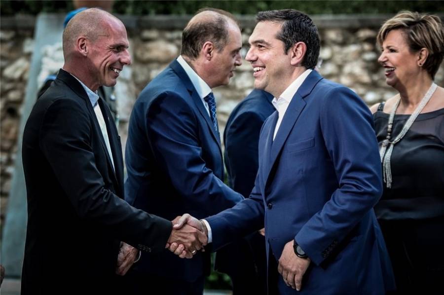 Τα πονηρά χαμόγελα και η θερμή χειραψία Τσίπρα - Βαρουφάκη στο Προεδρικό