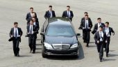 Οι σωματοφύλακες του Κιμ κάνουν τζόγκινγκ γύρω από τη λιμουζίνα!