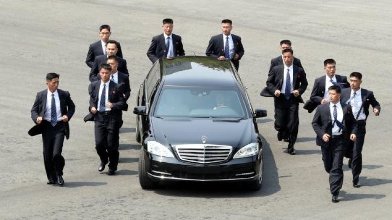 Οι σωματοφύλακες του Κιμ κάνουν τζόγκινγκ γύρω από τη λιμουζίνα!
