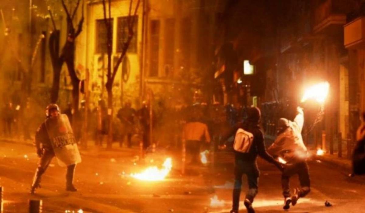 Αλλεπάλληλες επιθέσεις με βόμβες μολότοφ στο κέντρο της Αθήνας