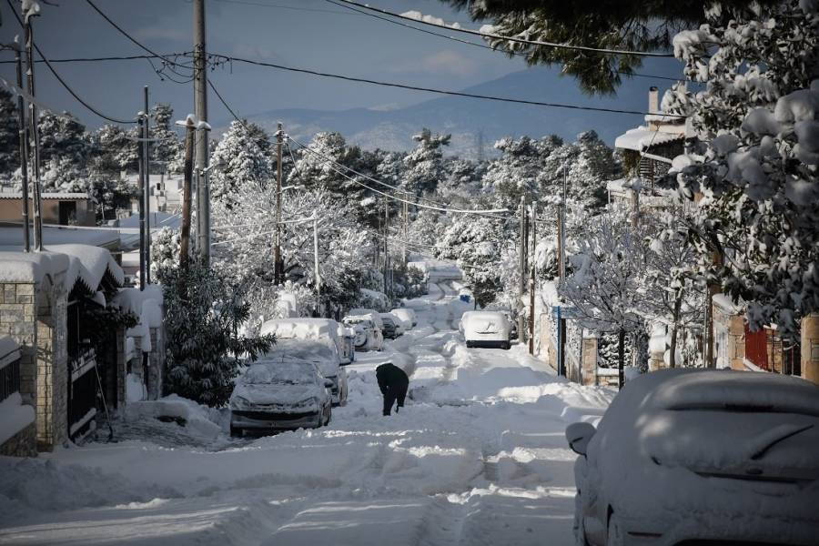 Στο έλεος της «Χιόνης» η χώρα - Προβλήματα στις συγκοινωνίες