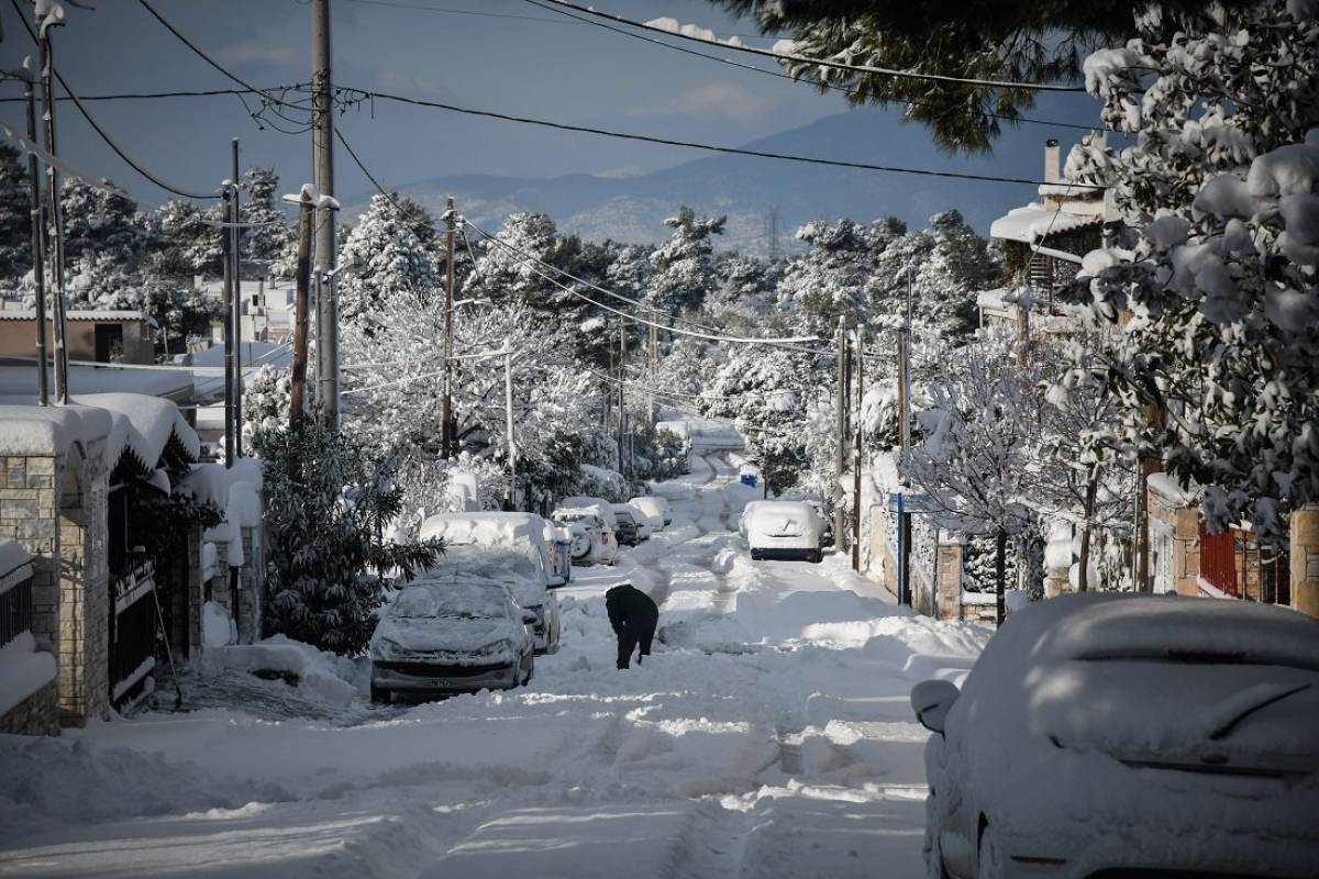 Στο έλεος της «Χιόνης» η χώρα - Προβλήματα στις συγκοινωνίες