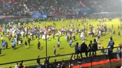 Τραγωδία σε αγώνα ποδοσφαίρου στην Ινδονησία: Εκατοντάδες νεκροί